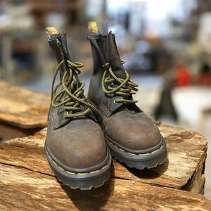 Doc Martens brown boots sz 4